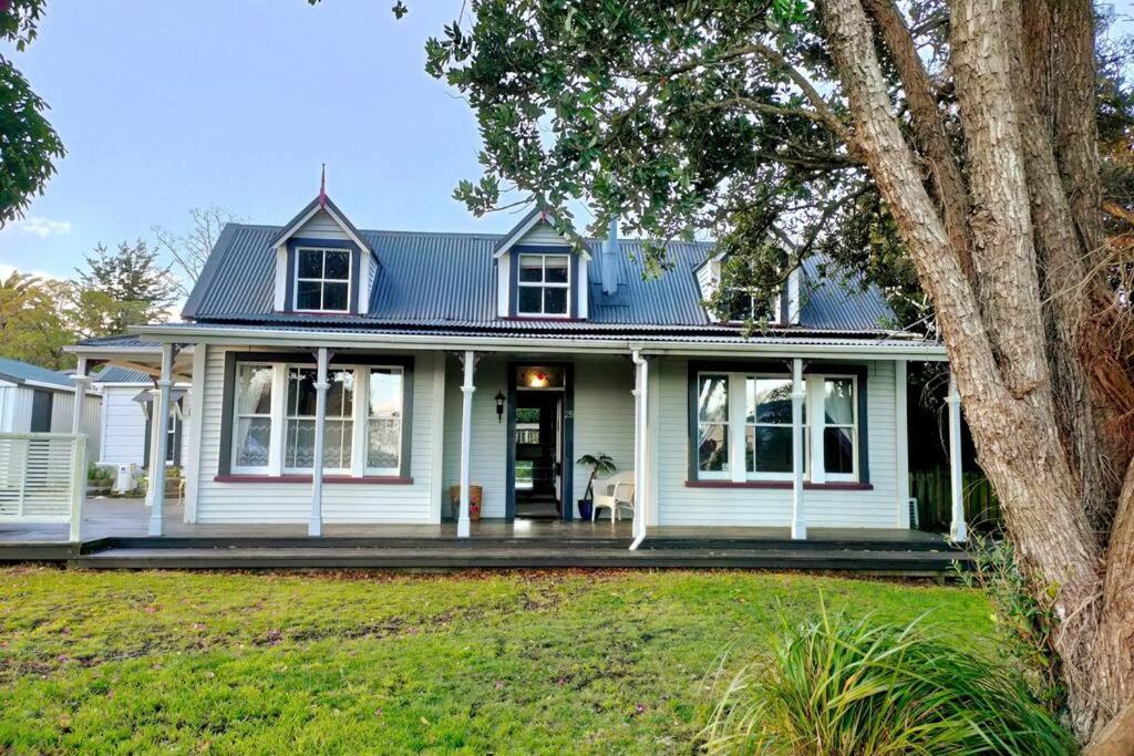 The Oaks- A Beautifully Appointed 1890S Villa Featherston Bagian luar foto